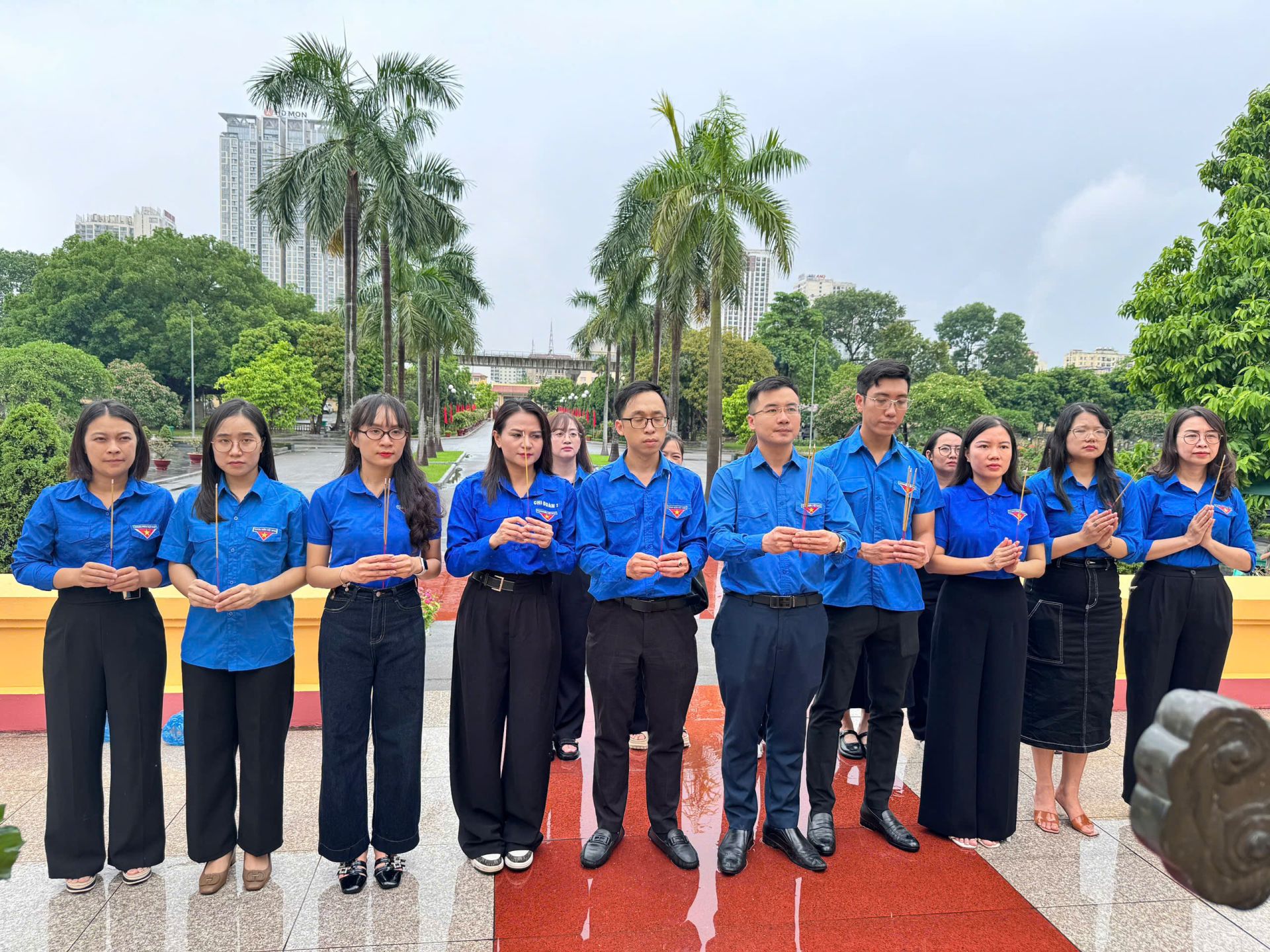 Đoàn thanh niên Liên minh Hợp tác xã Việt Nam thắp nến tri ân các anh hùng liệt sĩ 
