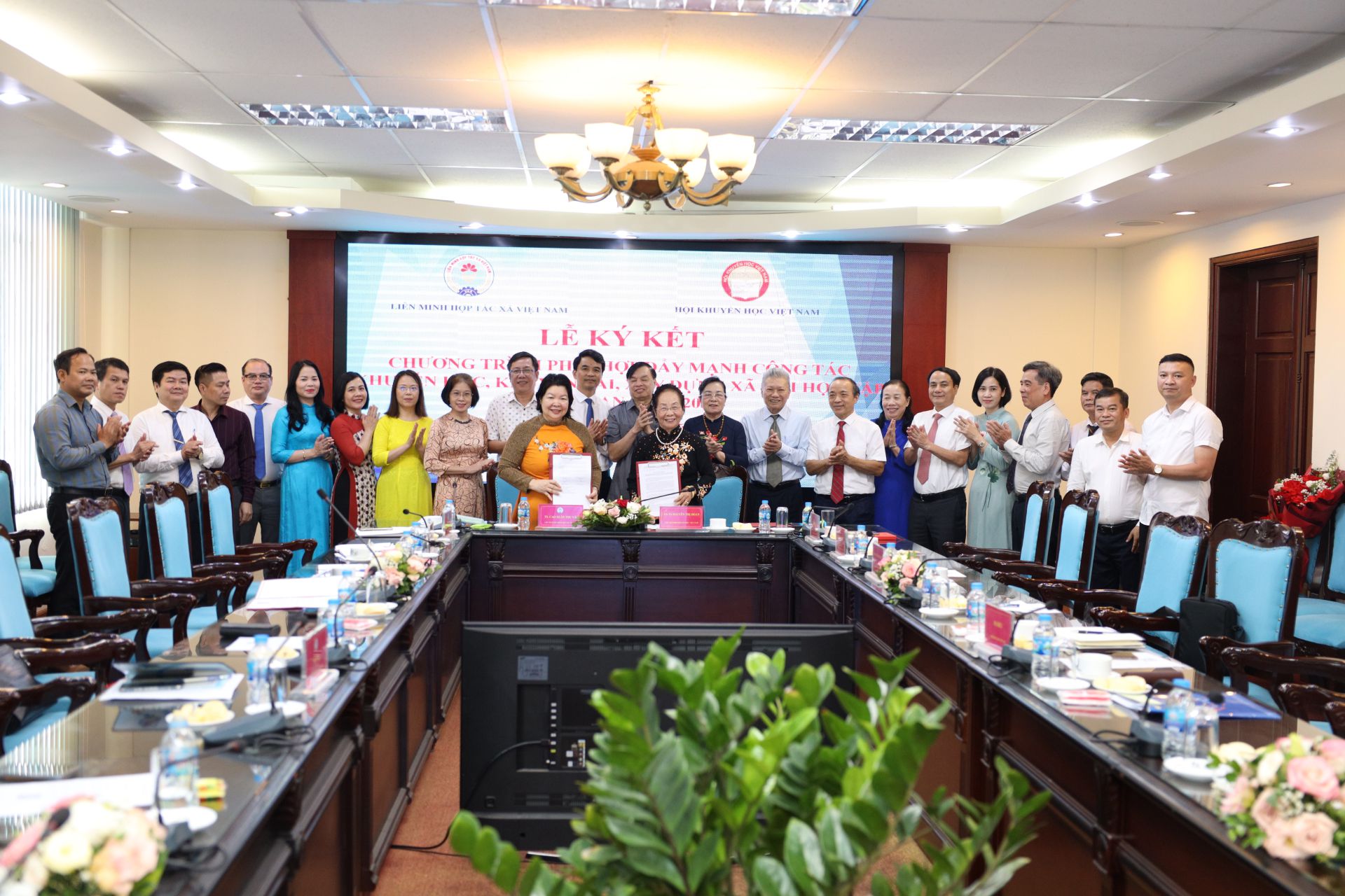 Liên minh Hợp tác xã Việt Nam và Hội Khuyến học Việt Nam ký kết Chương trình phối hợp giai đoạn 2025 - 2030