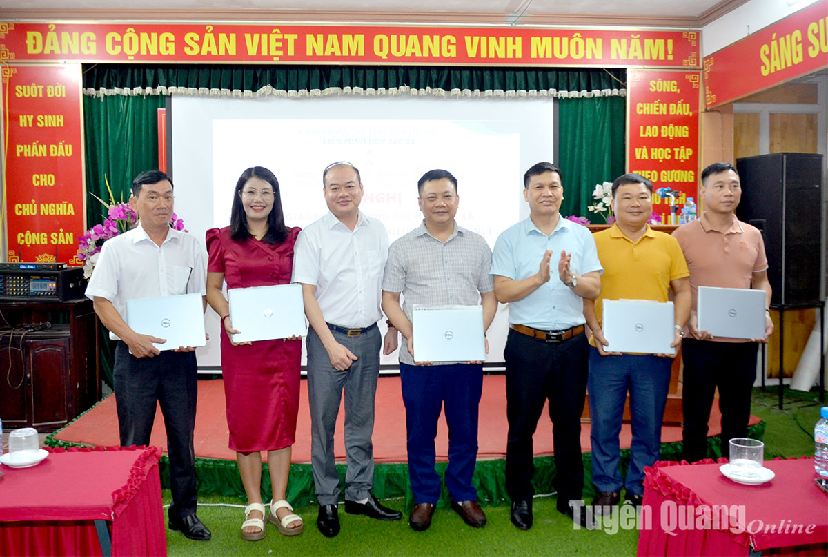 Tuyên Quang: Bàn giao 43 máy tính laptop cho hợp tác xã vùng đồng bào dân tộc thiểu số