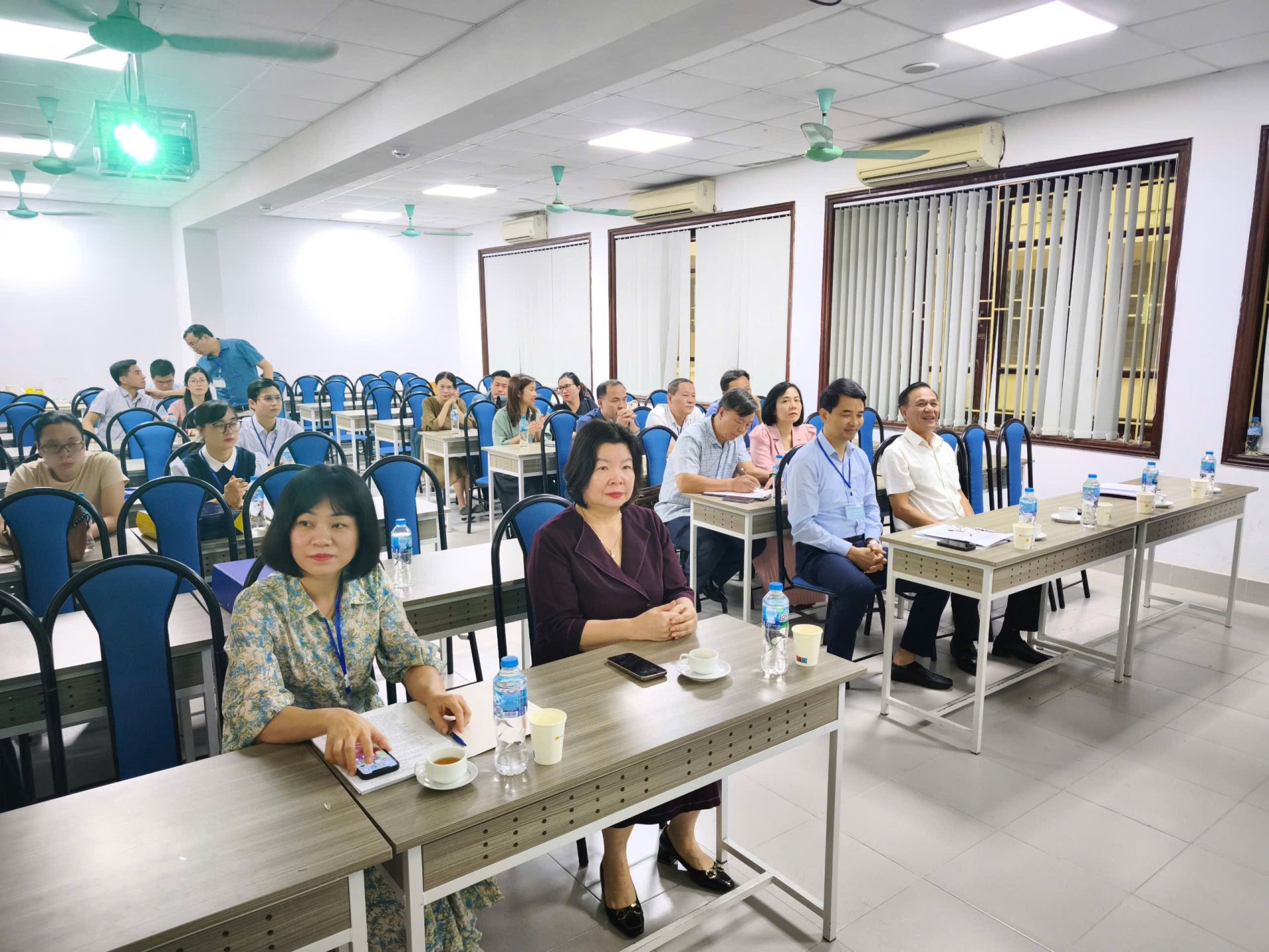 Liên minh Hợp tác xã Việt Nam tuyển dụng lại người làm việc vào biên chế Văn phòng, các ban chuyên môn thuộc Cơ quan năm 2025.