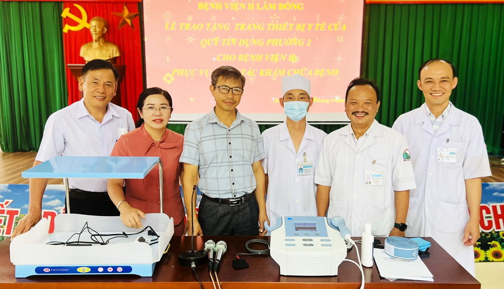 Trao tặng trang thiết bị y tế trị giá gần 300 triệu đồng cho bệnh viện II Lâm Đồng