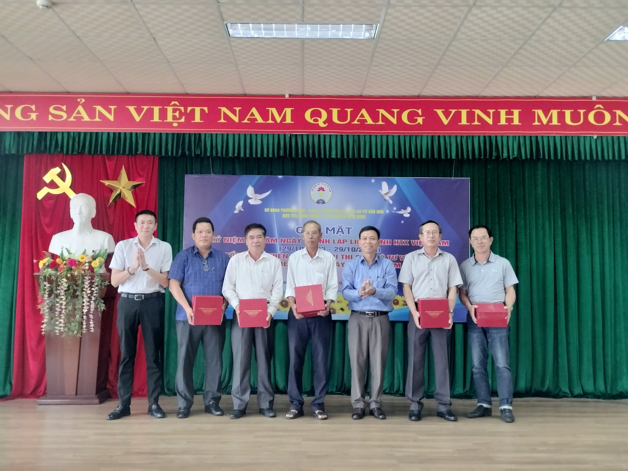 Tổ chức gặp mặt kỷ niệm 30 năm thành lập Ngành (29/10/1993-29/10/2023)