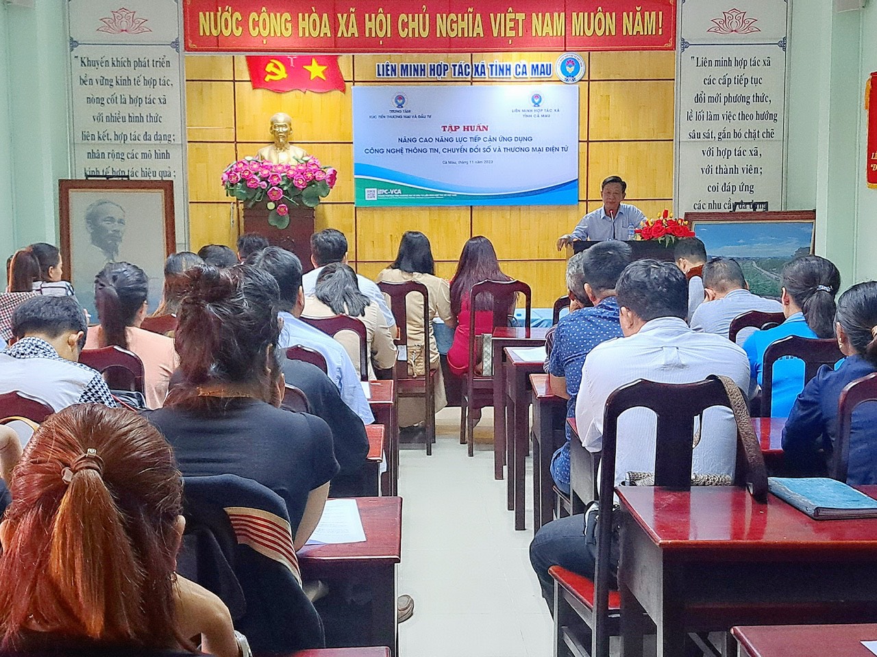Tập huấn nâng cao năng lực tiếp cận ứng dụng công nghệ thông tin, chuyển đổi số và thương mại điện tử