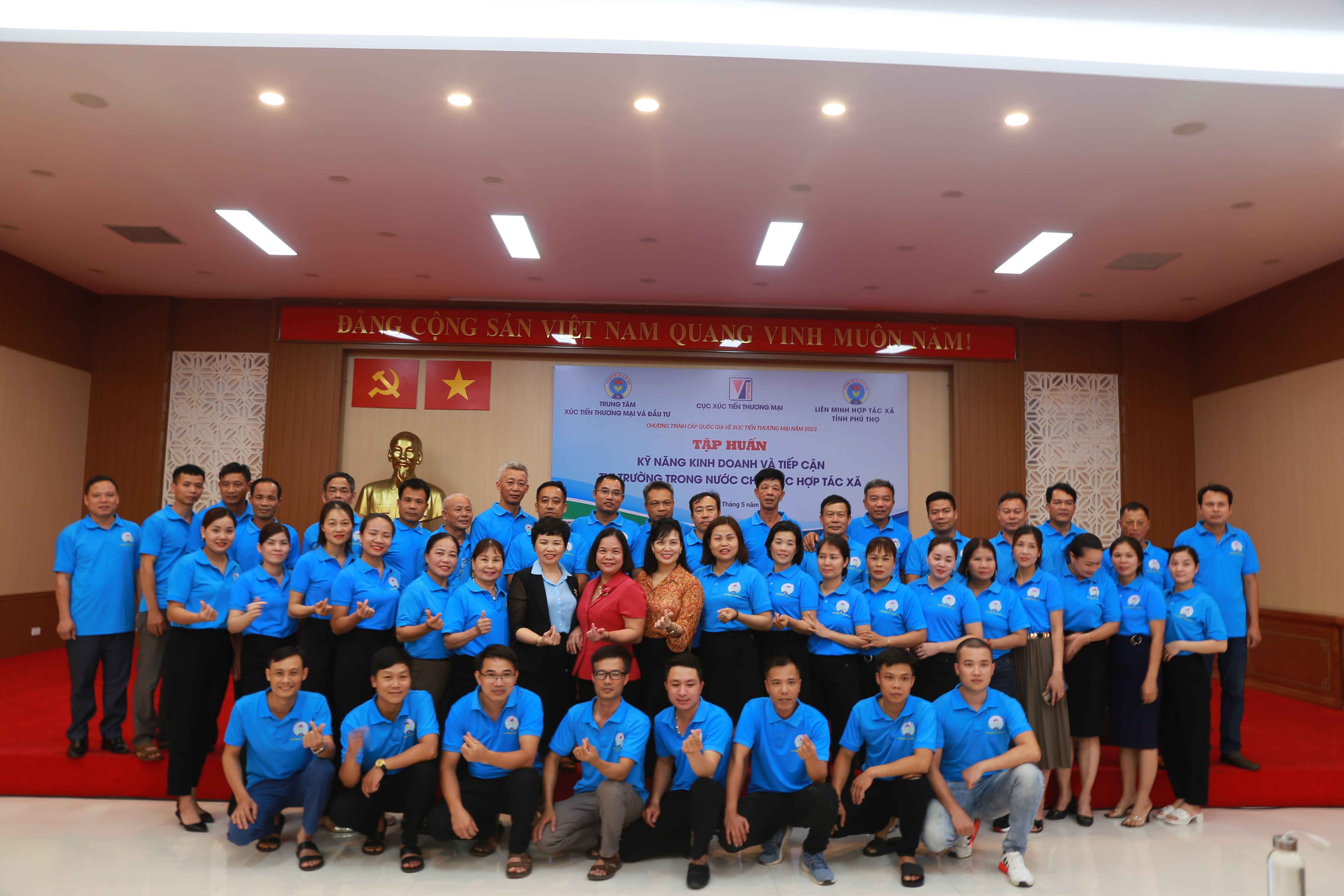  Tập huấn kỹ năng kinh doanh và tiếp cận thị trường trong nước cho các hợp tác xã