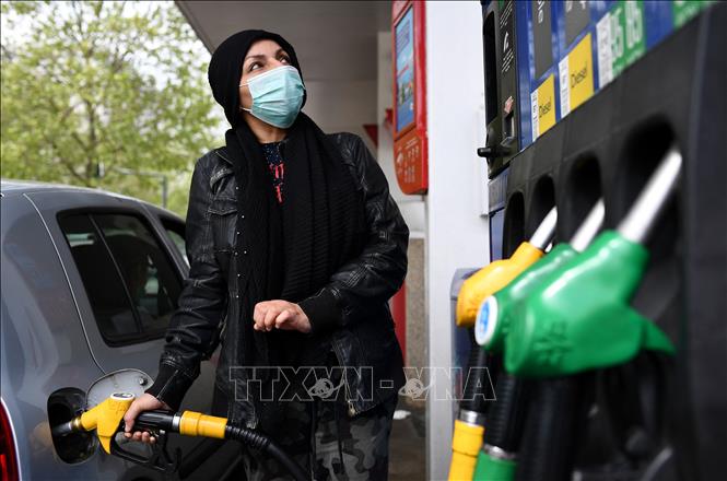 Giá dầu thế giới tăng vọt