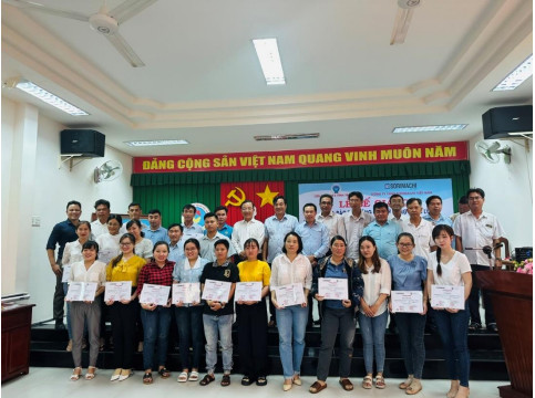 Trao 46 giấy chứng nhận cho học viên lớp “nâng  cao kỹ năng quản lý và ứng dụng công nghệ chuyển đổi số cho cán bộ, nhân viên HTX”