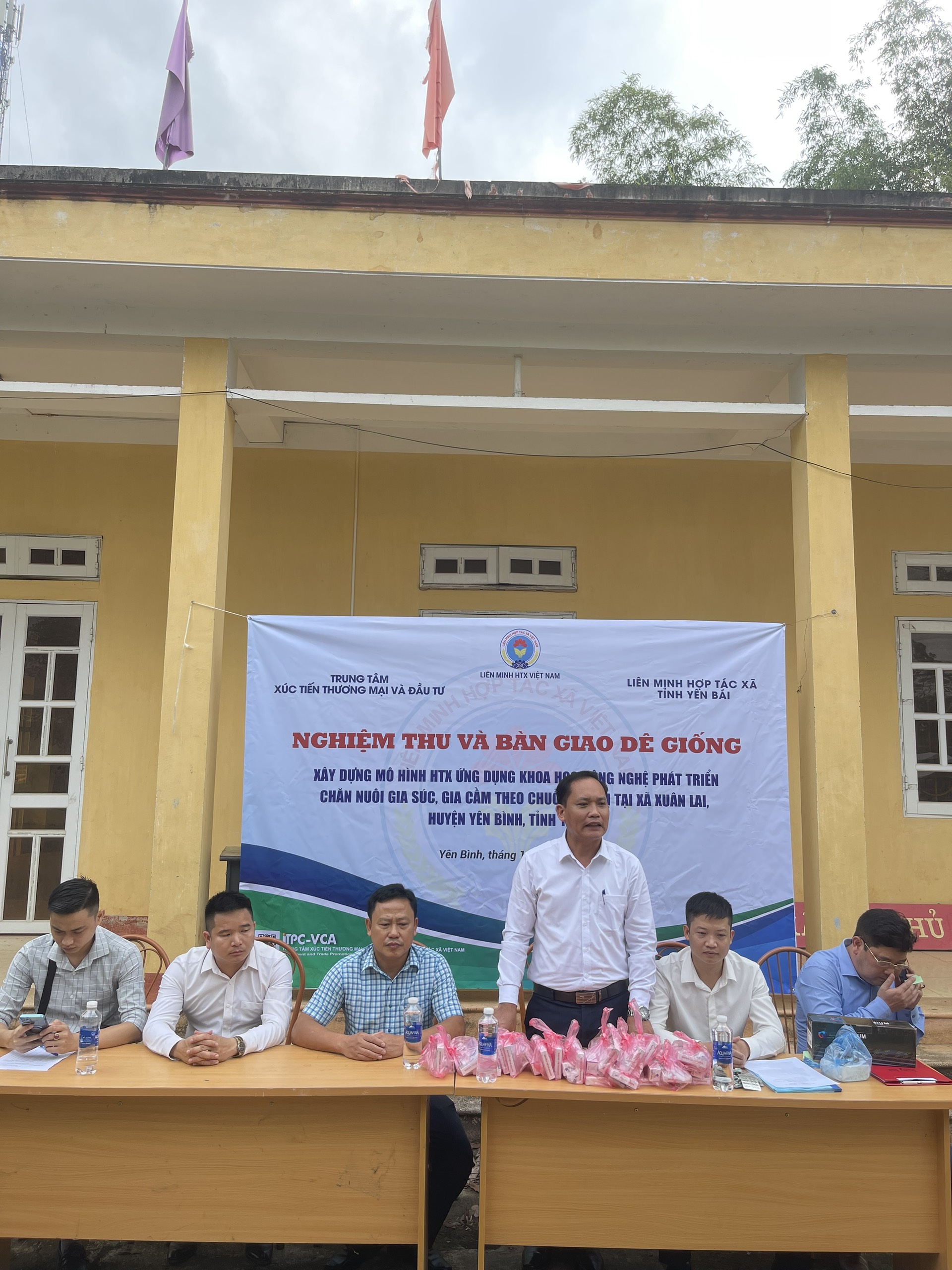 Bàn giao và nghiệm thu dê giống cho các hộ nghèo, hộ cận nghèo, dân tộc thiểu số