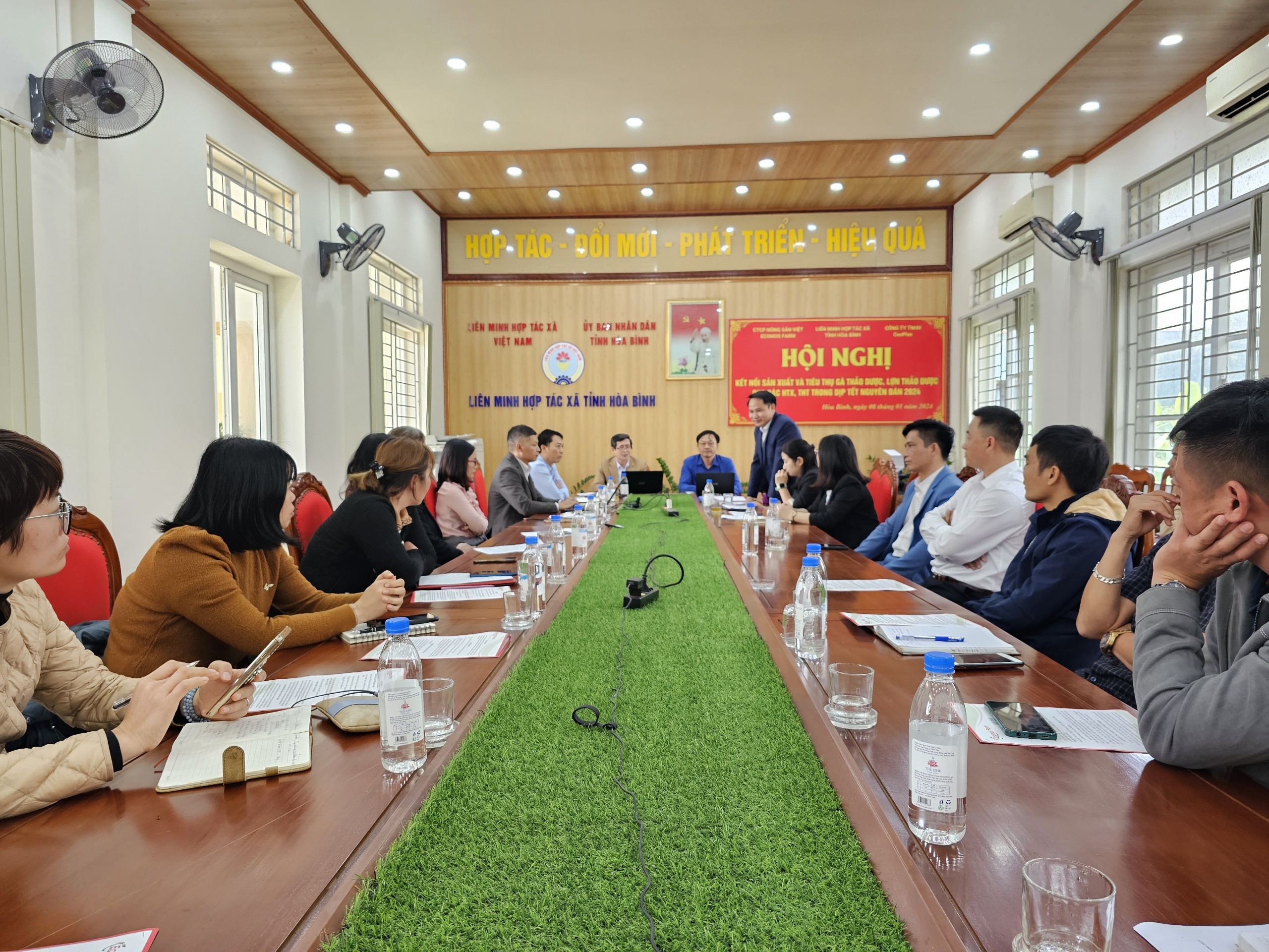 Hội nghị kết nối tiêu thụ sản phẩm gà, lợn theo hướng thảo dược cho các HTX, tổ hợp tác trong dịp Tết Nguyên đán 2024