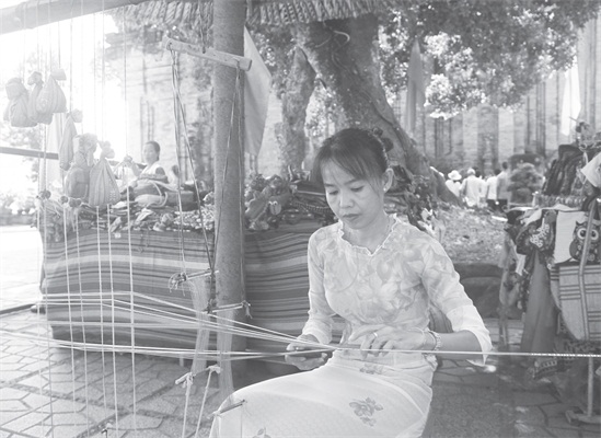 Giữ bản sắc làng nghề truyền thống gắn với phát triển du lịch