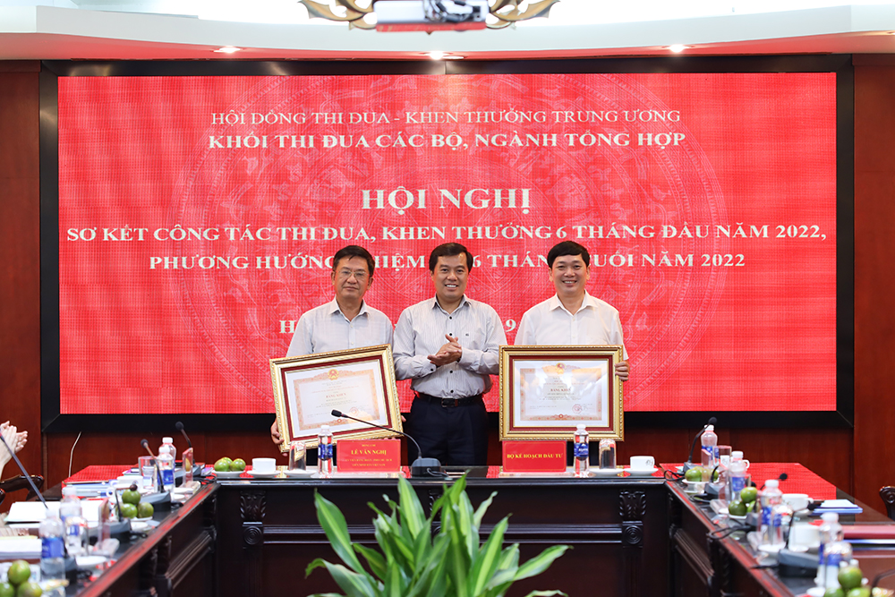 Tiếp tục đẩy mạnh các phong trào thi đua yêu nước, phấn đấu hoàn thành tốt các nhiệm vụ được giao