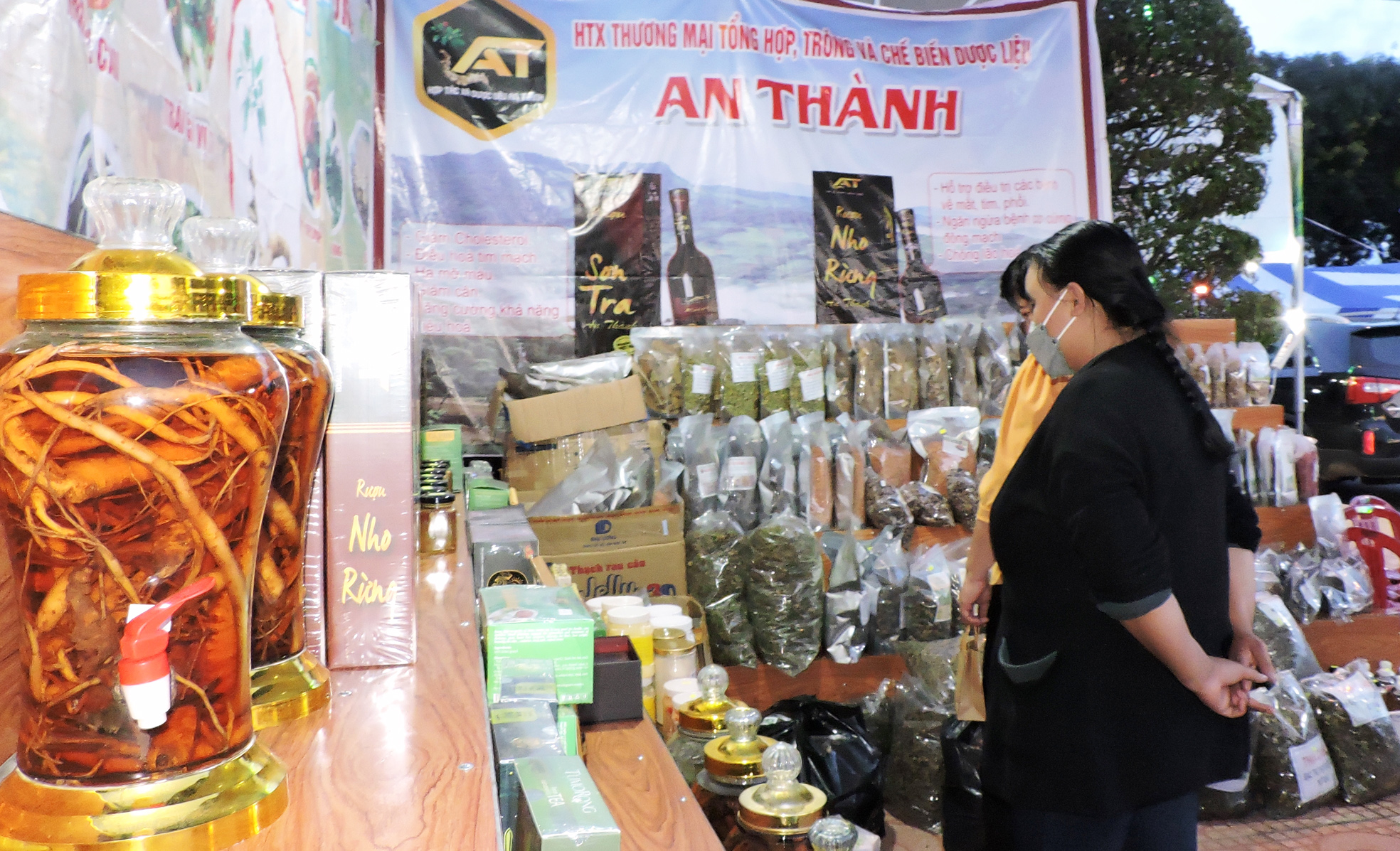 Phiên chợ nông nghiệp sạch huyện Đăk Hà: Kết nối sản xuất và tiêu thụ nông sản an toàn