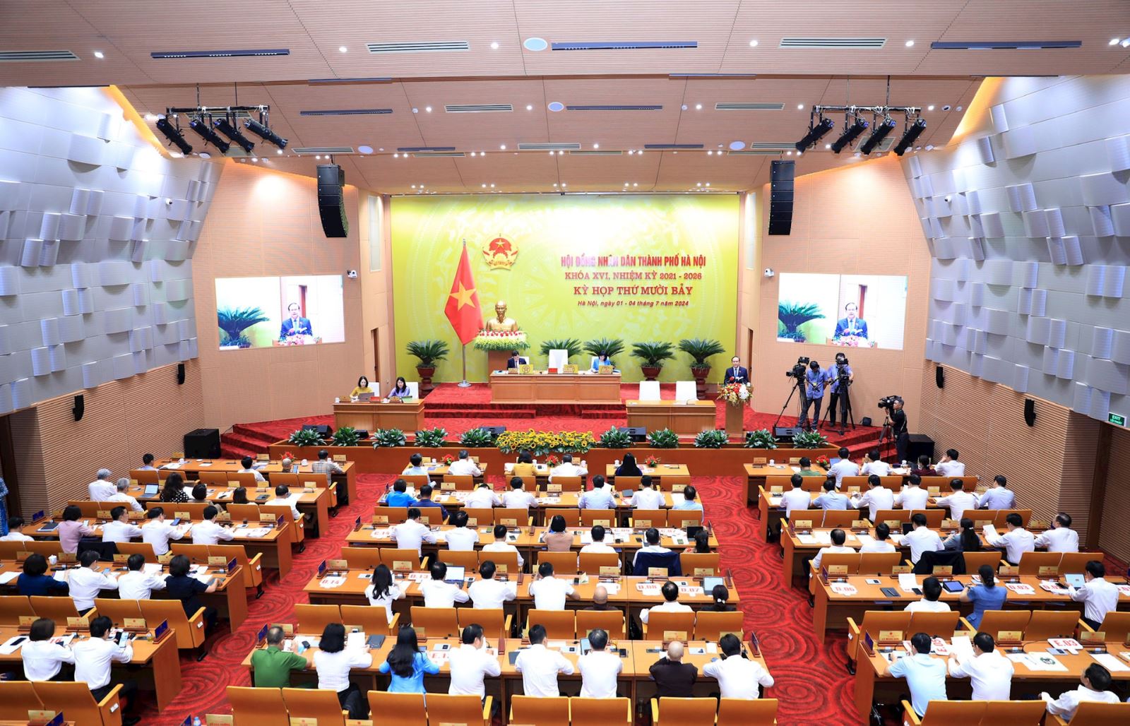 Hà Nội đẩy mạnh chuyển đổi số, thay thế cán bộ không đủ năng lực