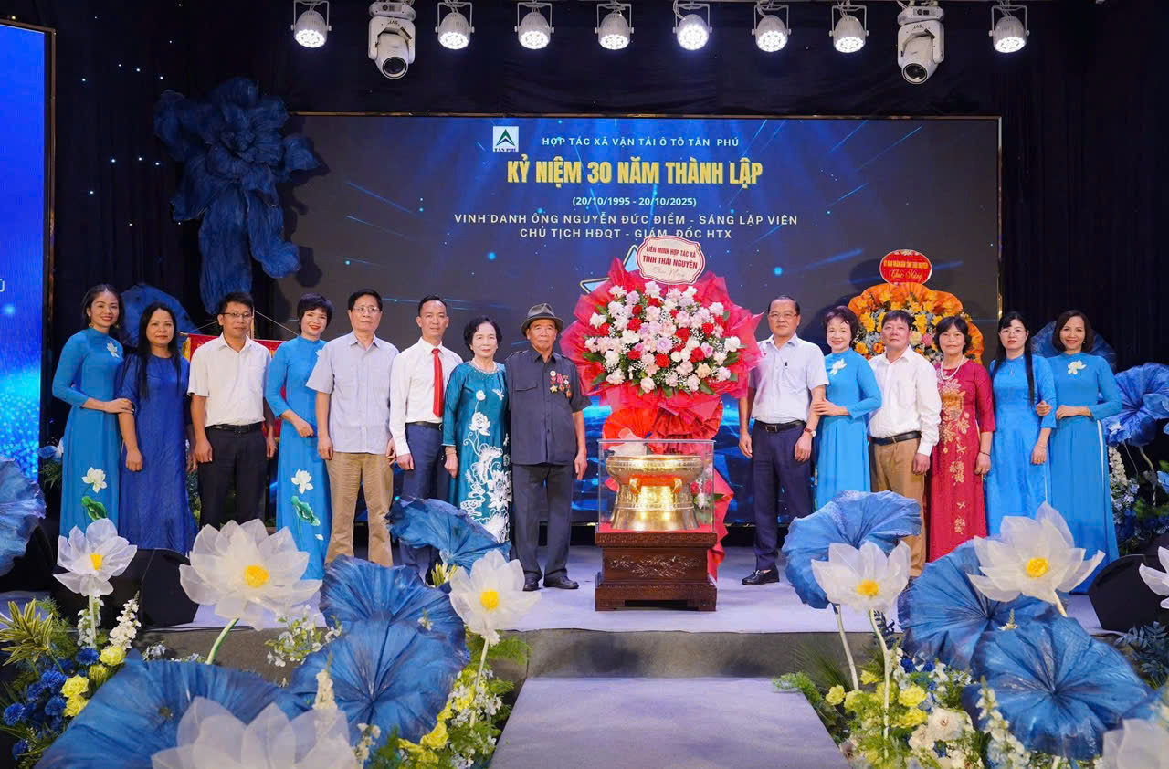 Hợp tác xã Vận tải ô tô Tân Phú kỷ niệm 30 năm ngày thành lập.